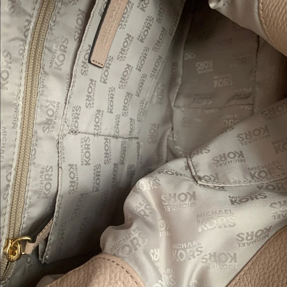 Michael Kors Leather Blush Hobo Bag with Dustbag. - Picture 5 of 15
